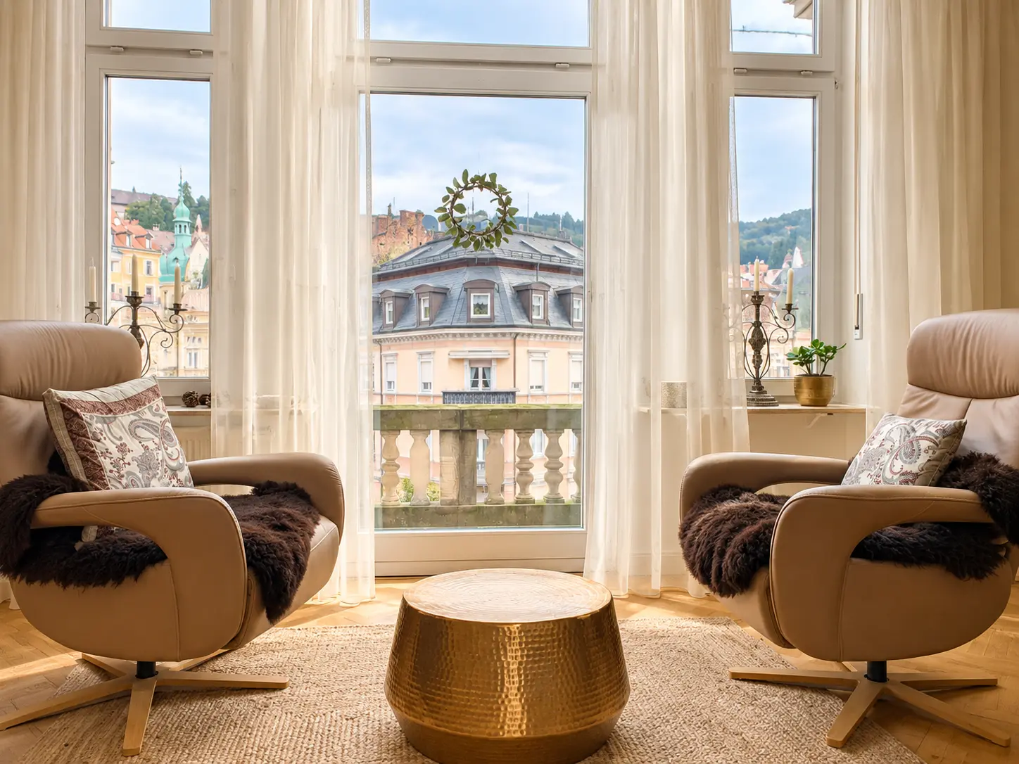 Gesprächsraum der Praxis in Baden-Baden mit zwei Sesseln